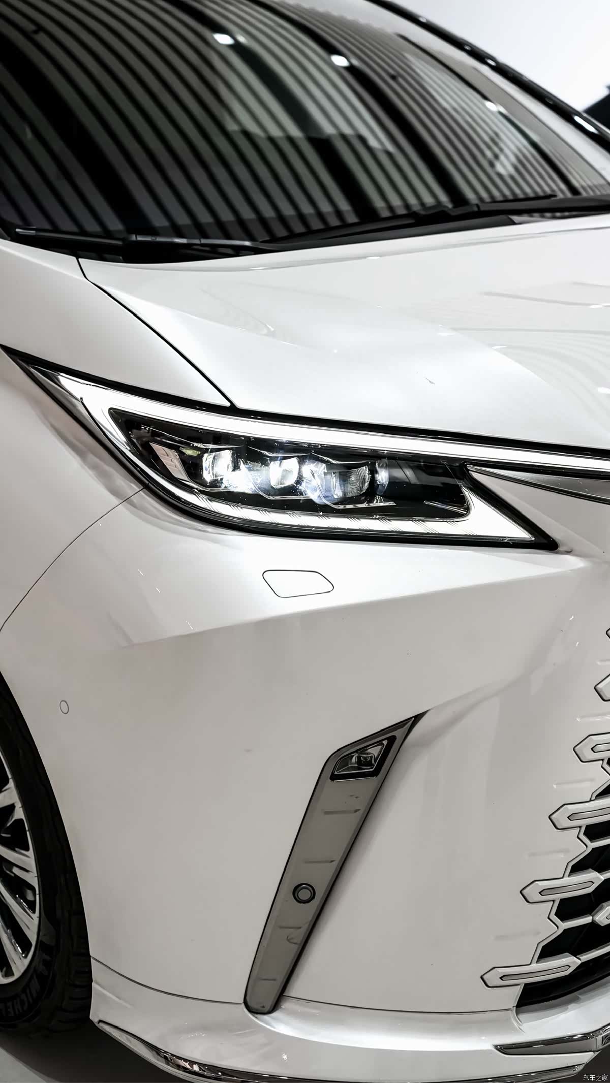 Lexus LM, 2026 6