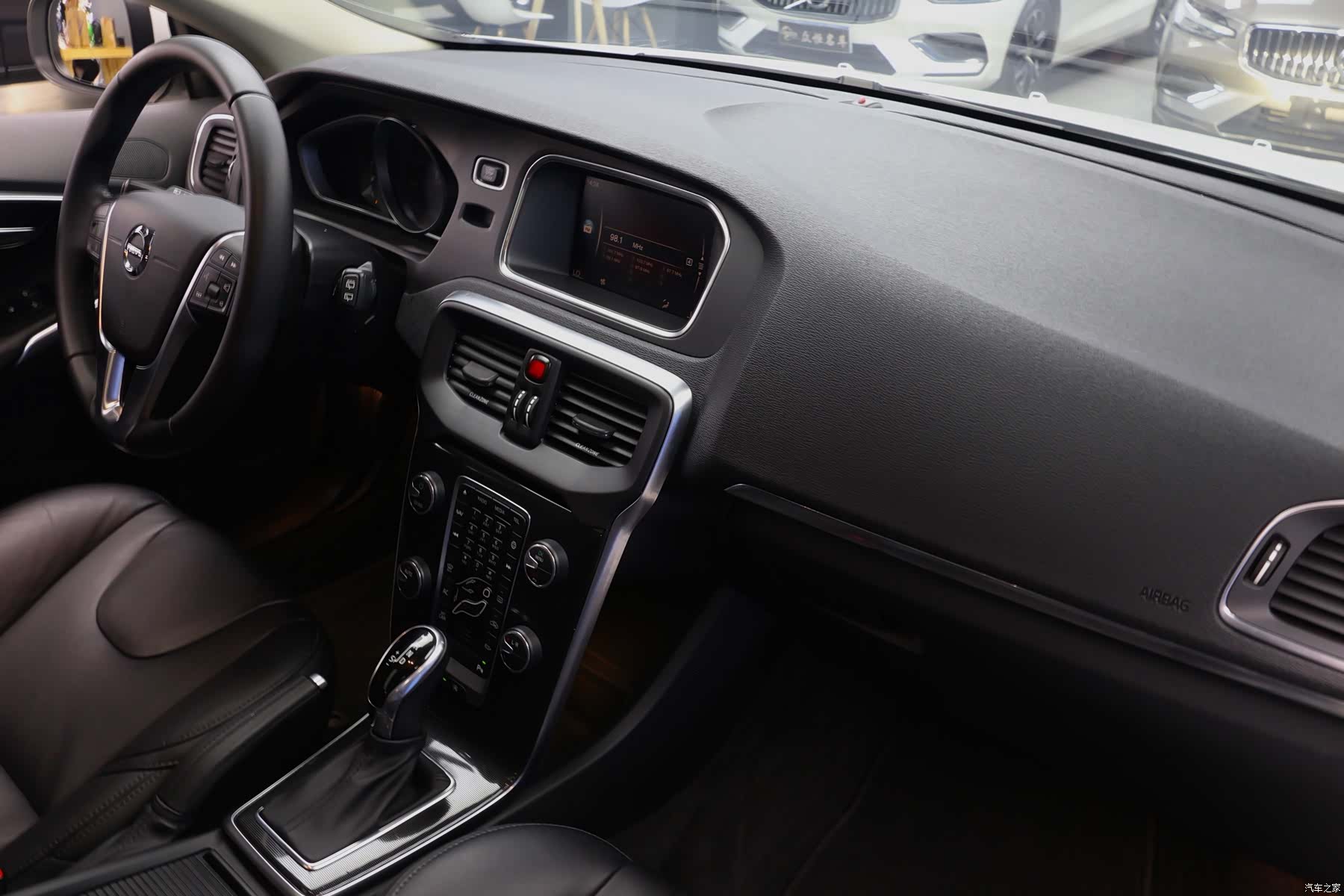 Volvo V40, 2019 18