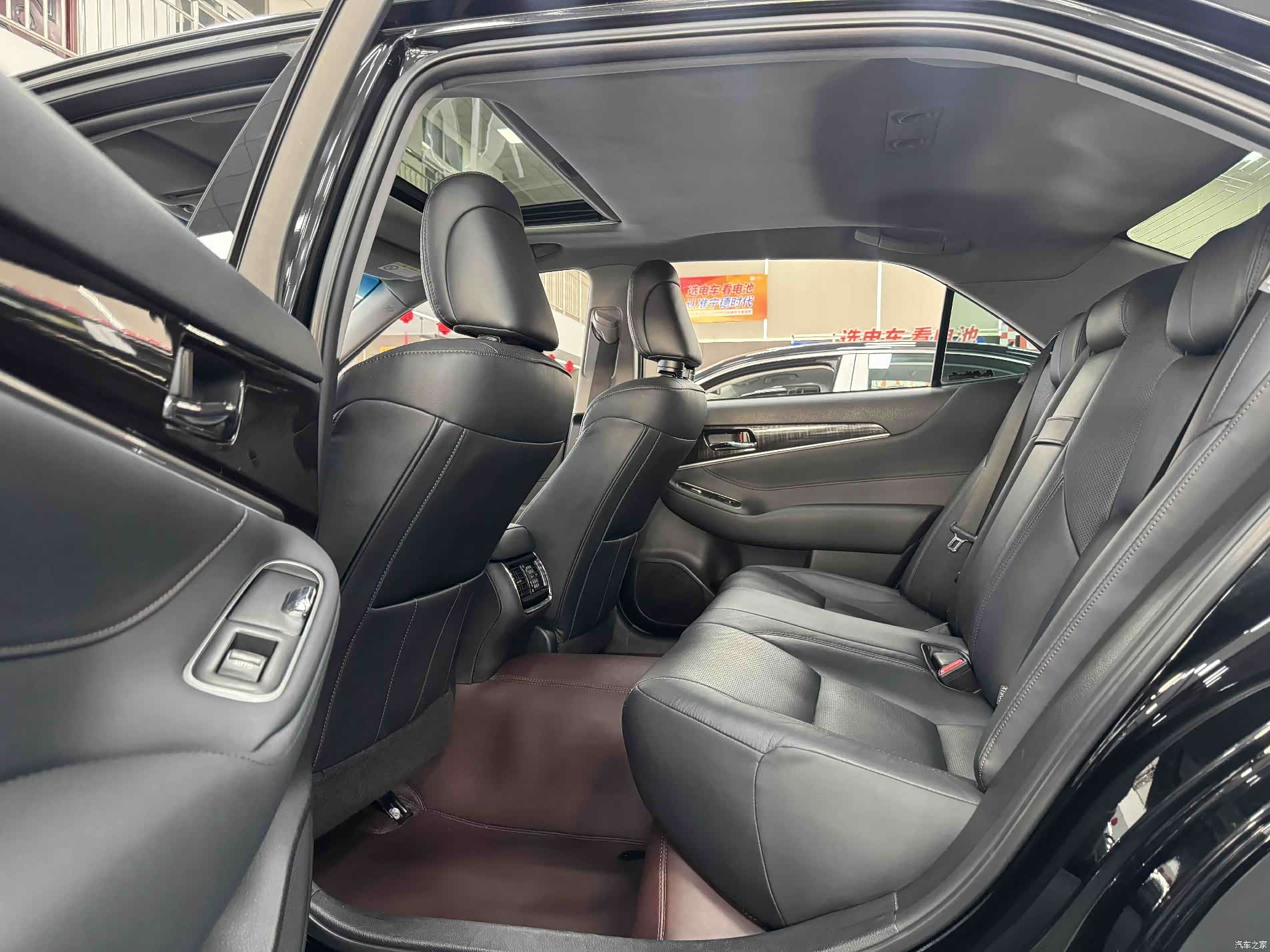 Toyota Crown, 2016 8