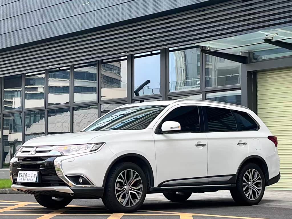 Mitsubishi Outlander 2016 2.4L Luxury 7 мест