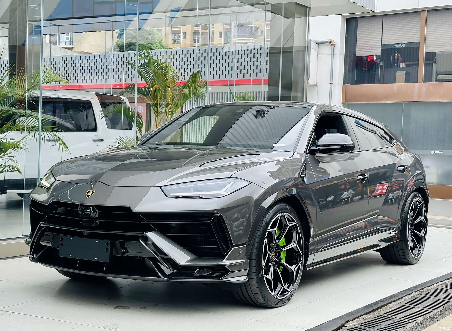 Lamborghini Urus, 2024 1