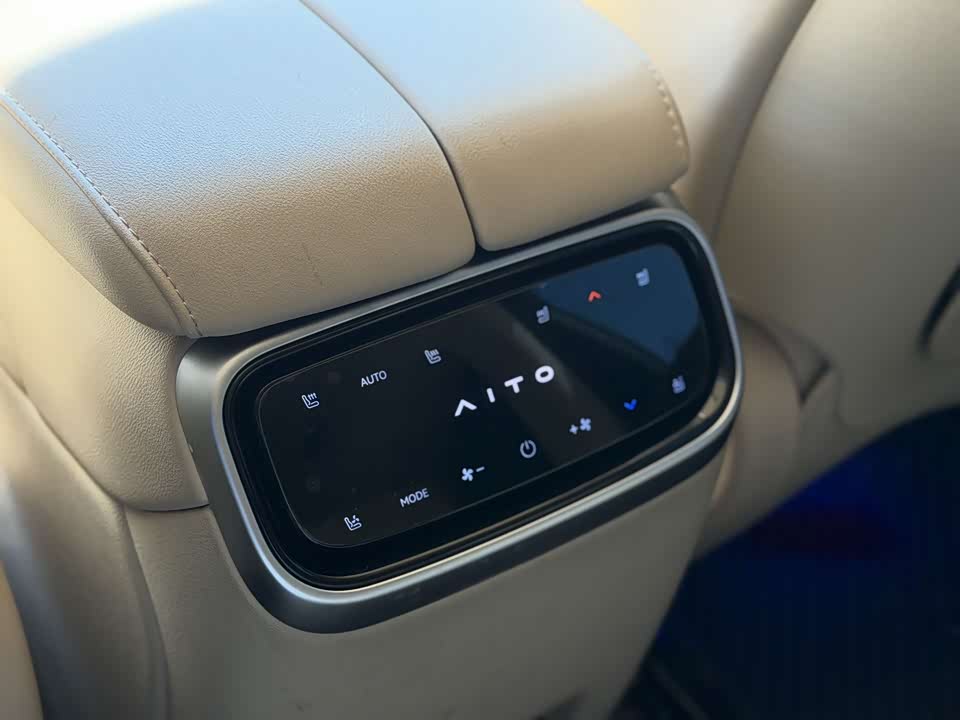 AITO Ask the world M7