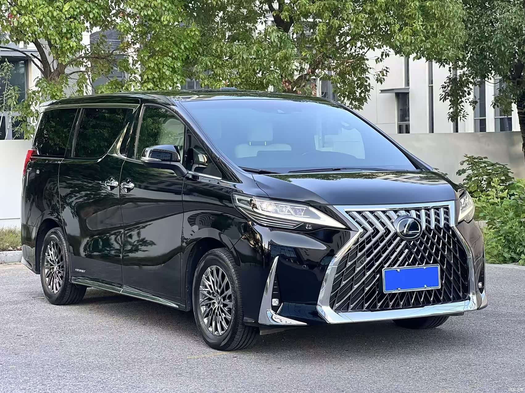 Lexus LM, 2022 3