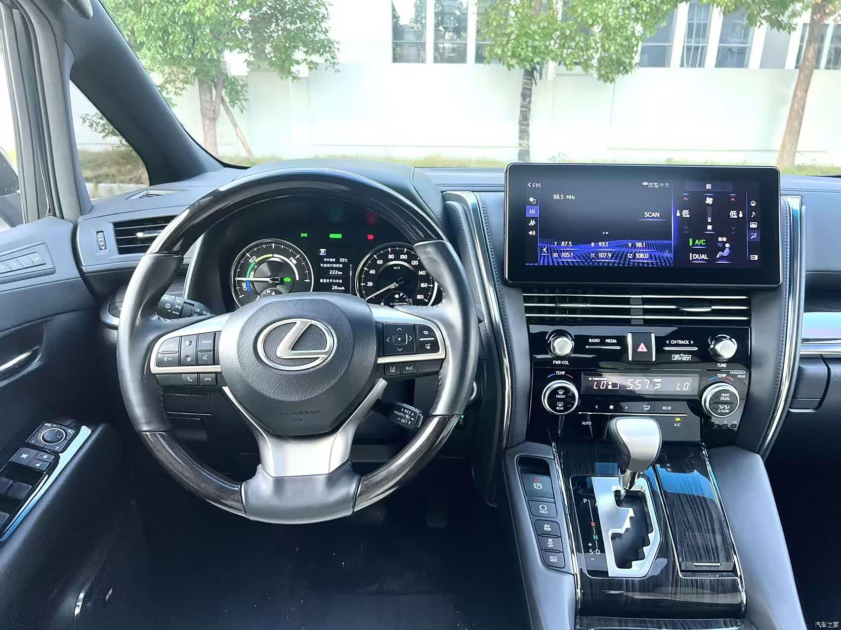 Lexus LM, 2022 13