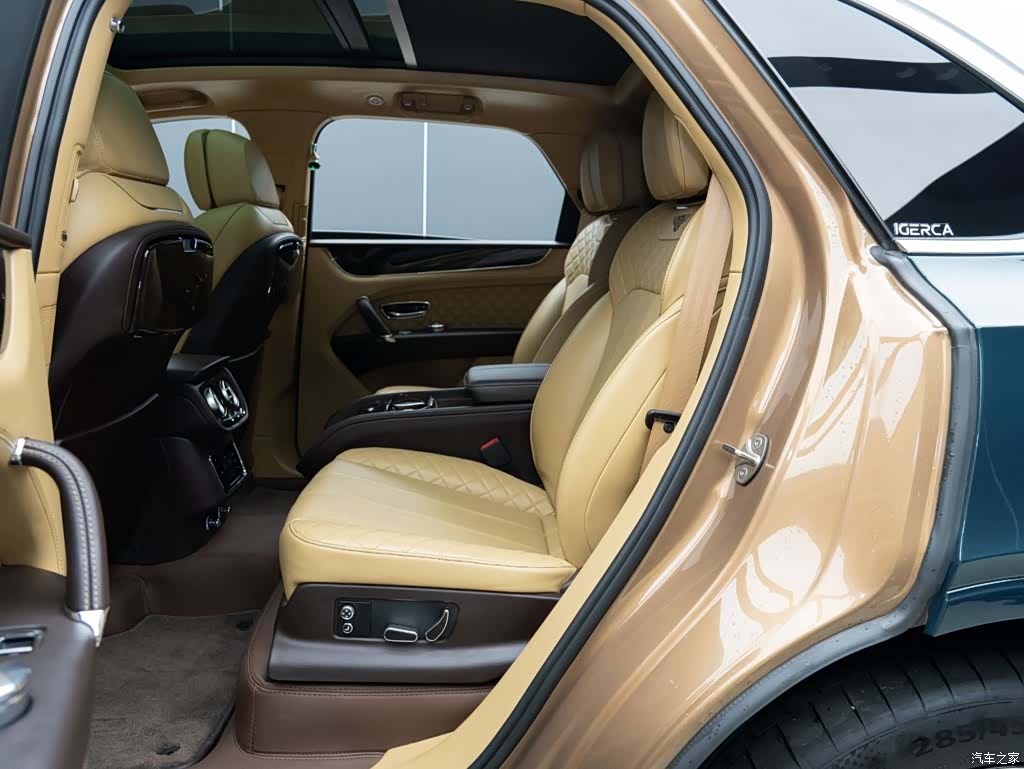 Bentley Bentayga, 2017 12