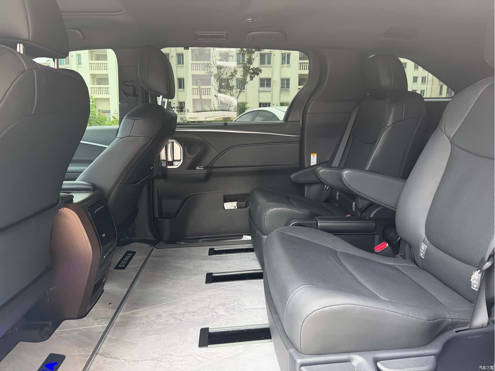 Toyota Sienna, 2025 4
