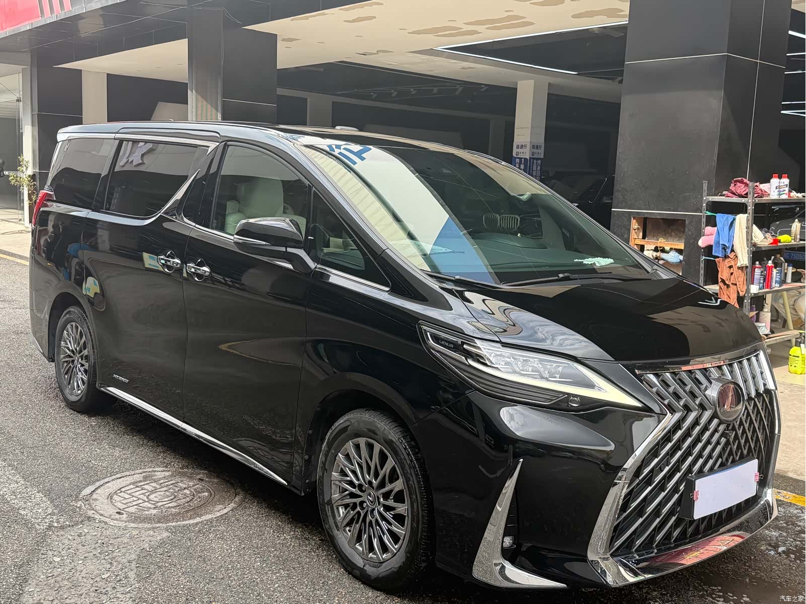 Lexus LM, 2022 3