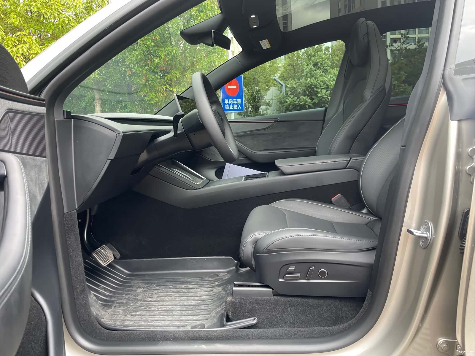 Tesla Model Y, 2025 8