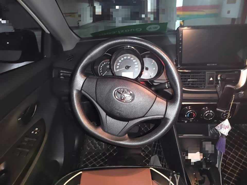 Toyota YARiS L to enjoy