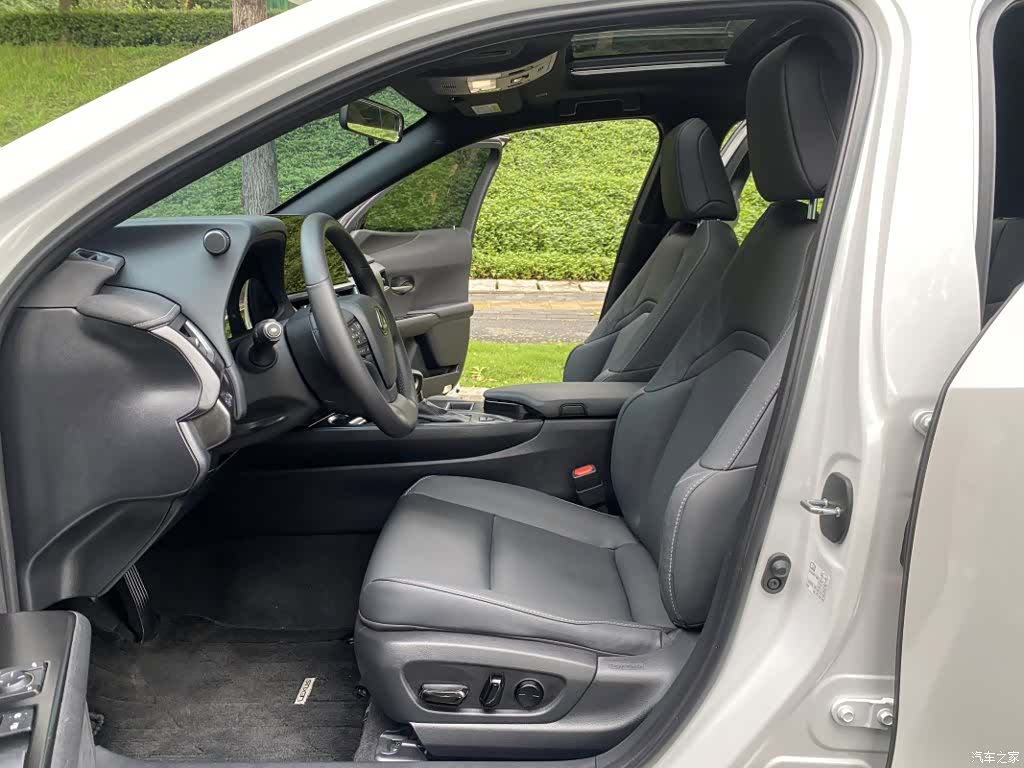Lexus UX, 2024 6