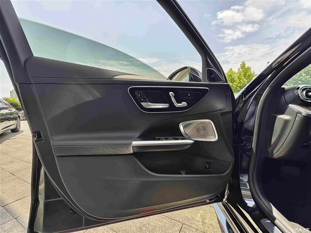 Mercedes-Benz C-Class, 2026 10