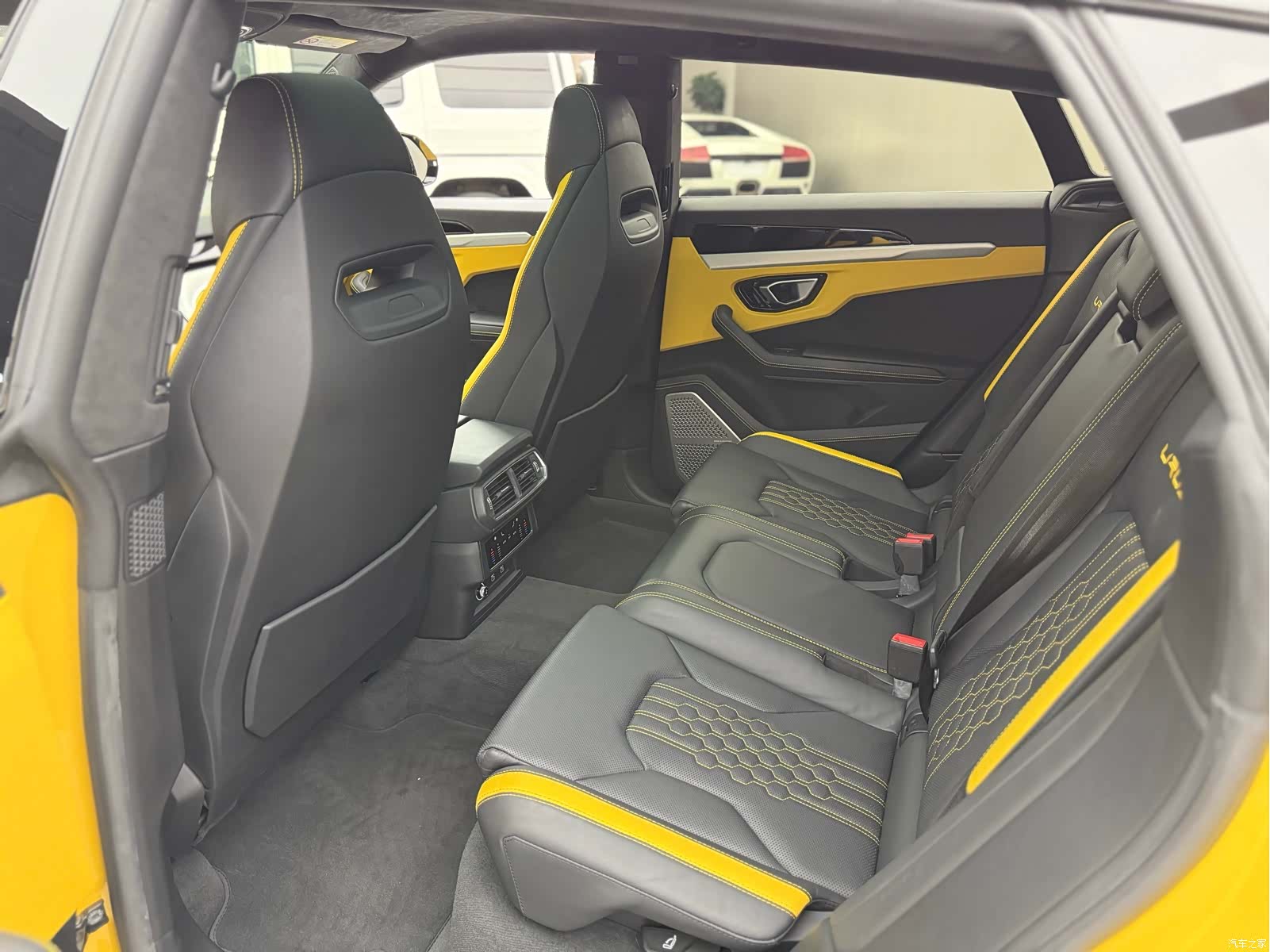 Lamborghini Urus, 2023 11