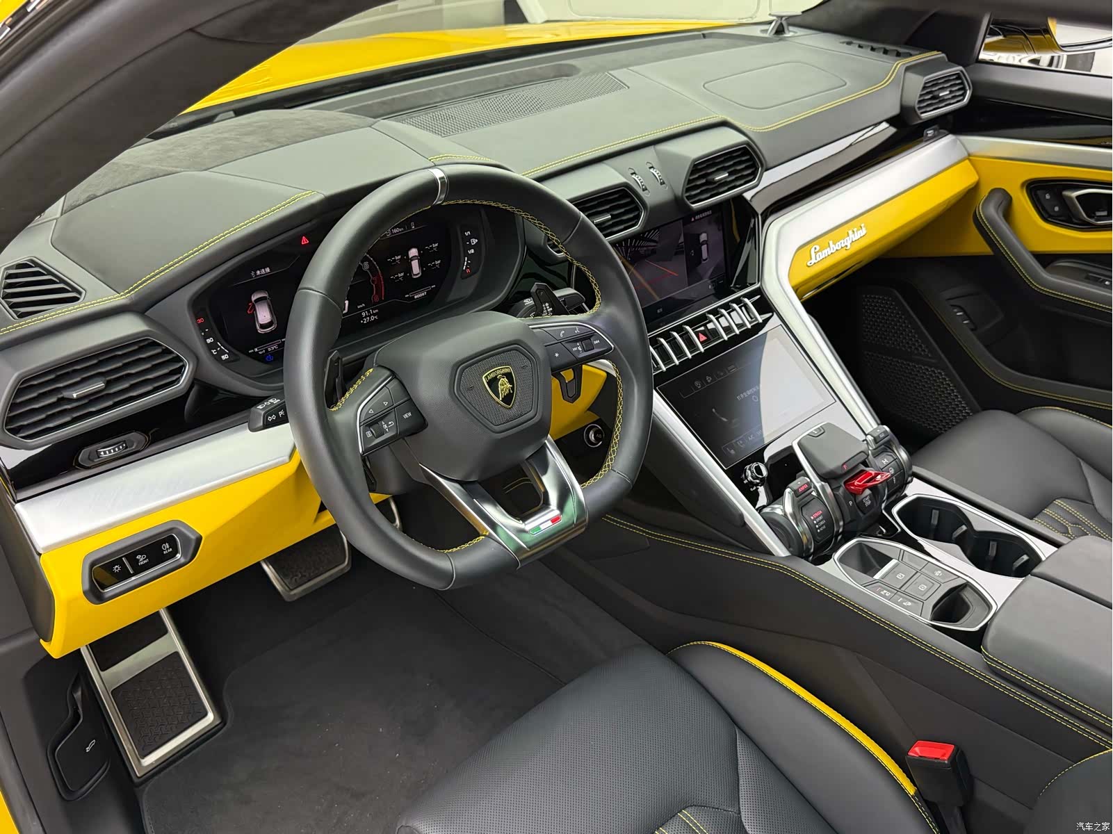 Lamborghini Urus, 2023 9