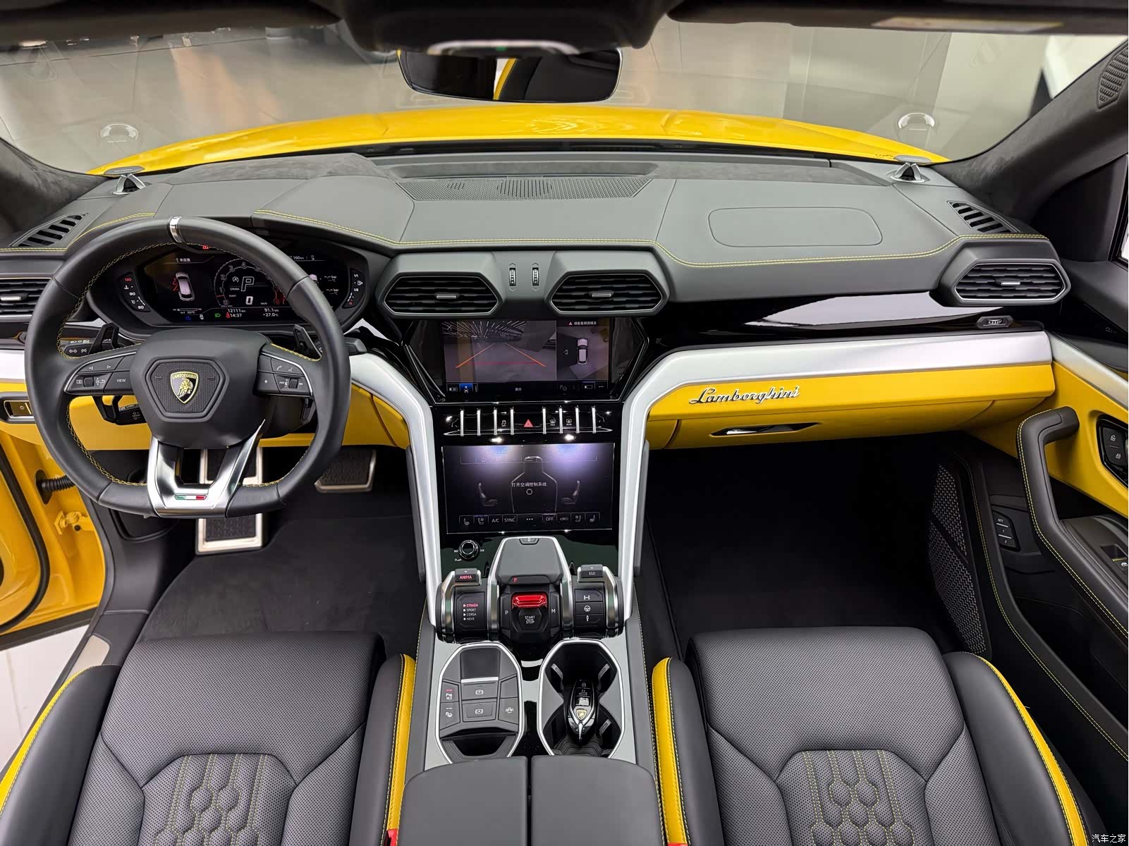 Lamborghini Urus, 2023 12