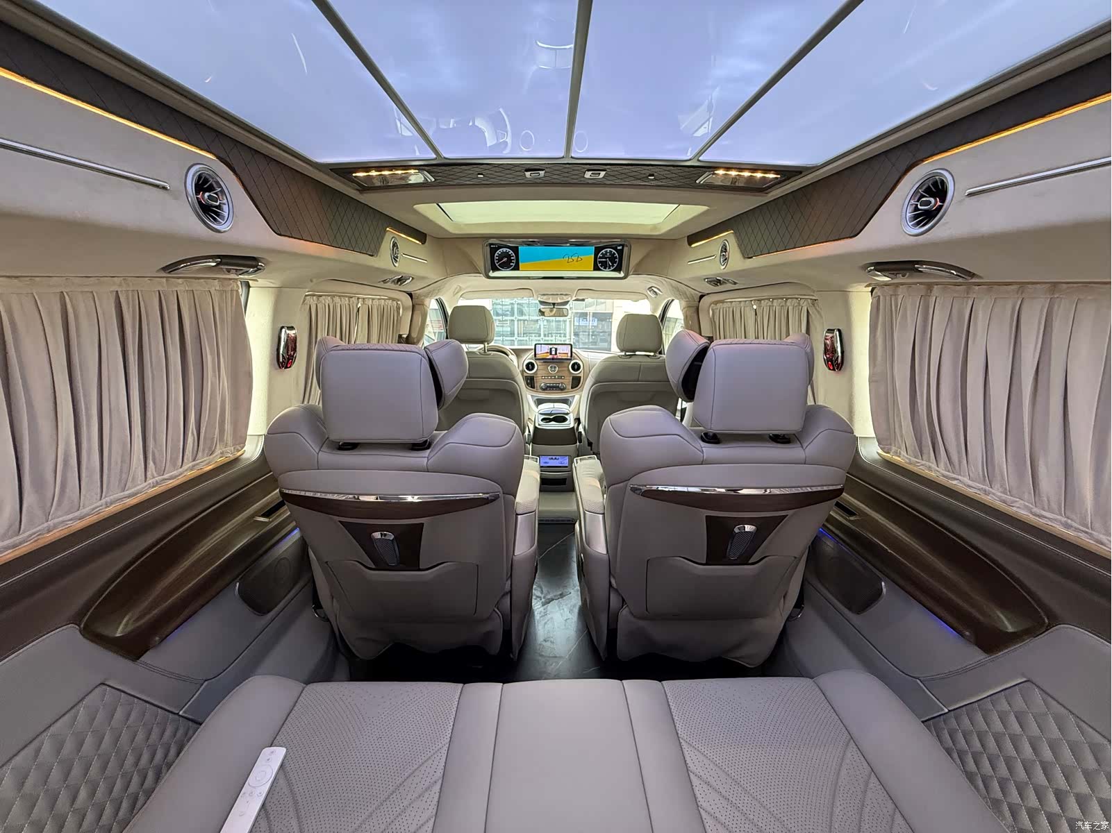 Mercedes-Benz 7, 2022 13