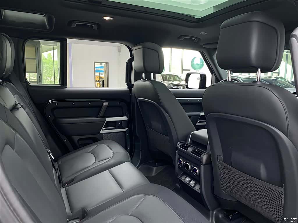 Land Rover Defender, 2023 12