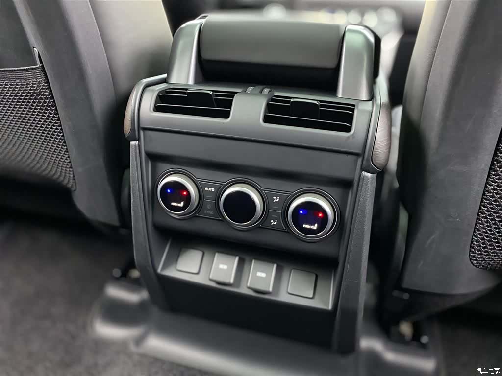 Land Rover Defender, 2023 25