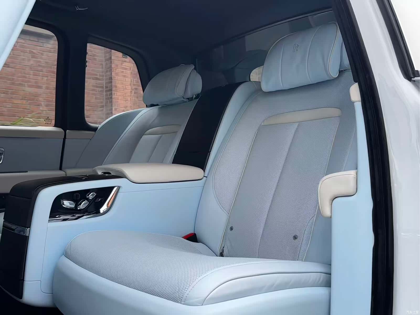 Rolls-Royce Cullinan, 2023 9