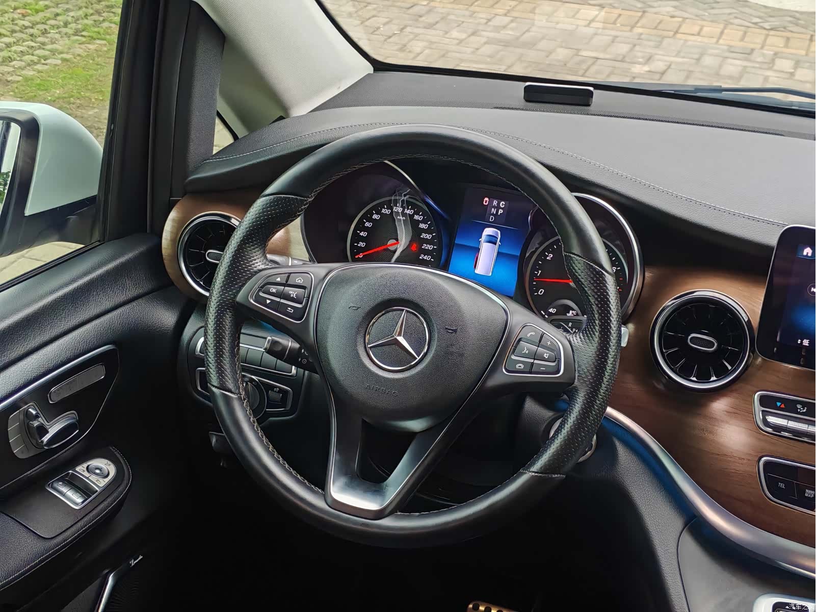 Mercedes-Benz V-Class, 2022 11