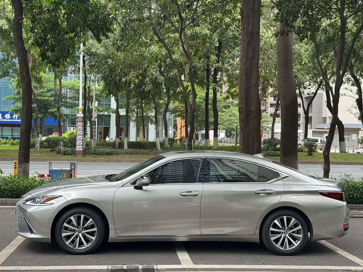Lexus ES, 2019 3