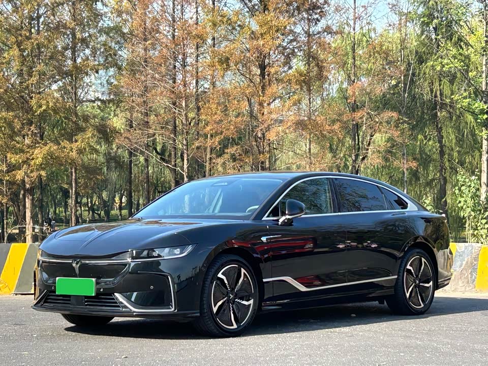 VOYAH Lantu chasing light