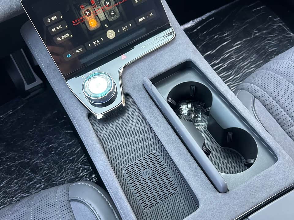 VOYAH Lantu chasing light