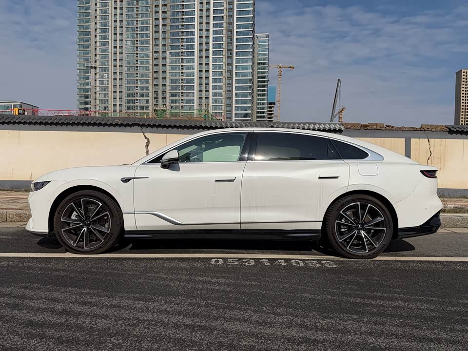 VOYAH Lantu chasing light