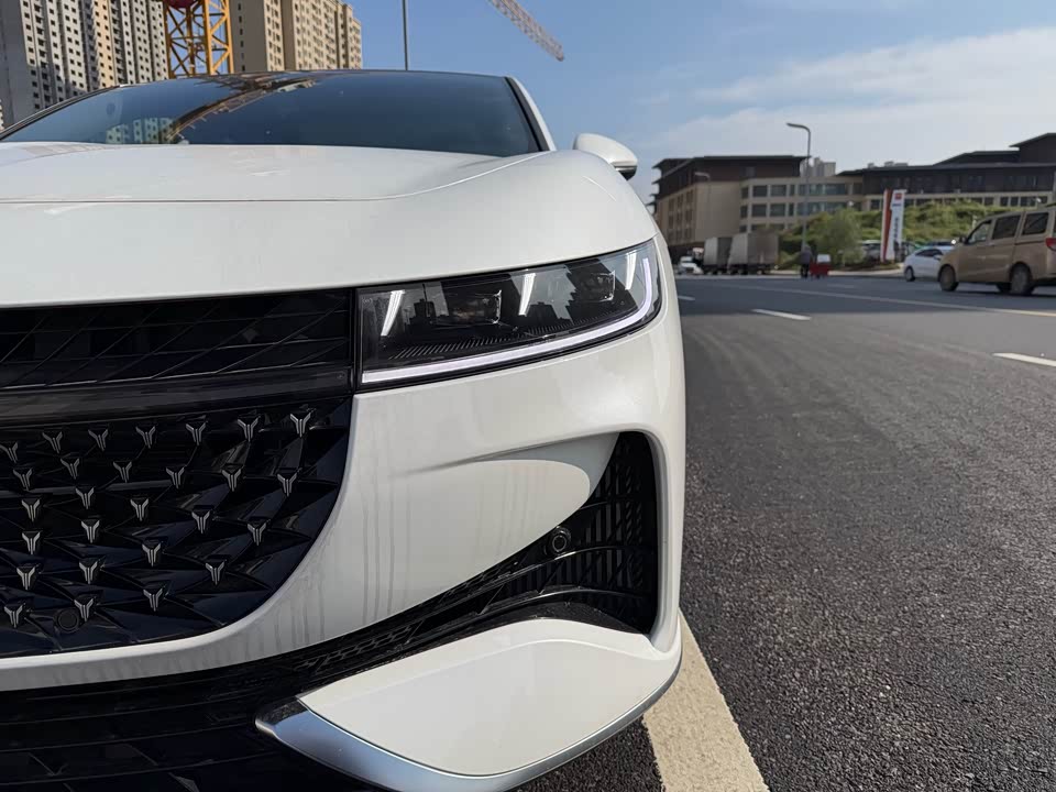 VOYAH Lantu chasing light