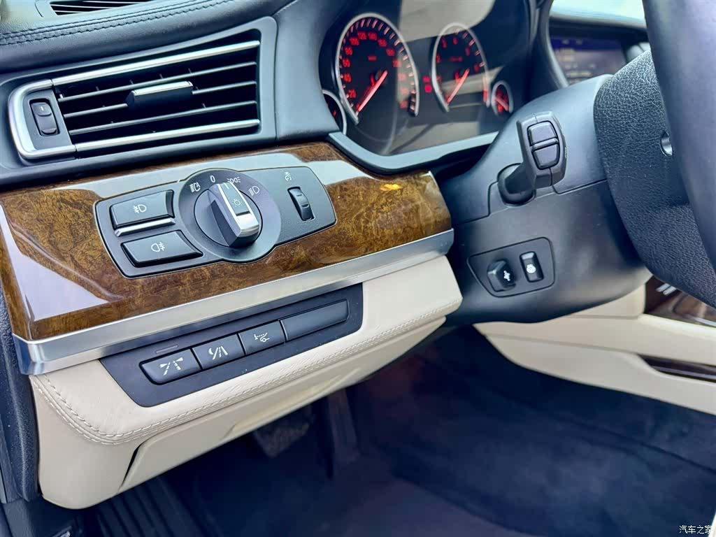 BMW 7 Series, 2011 11