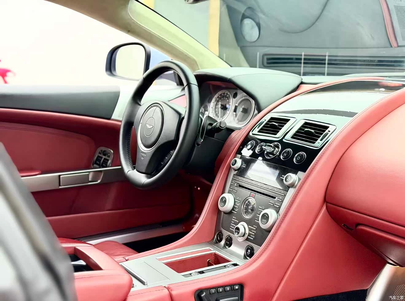 Aston Martin DB9, 2011 14