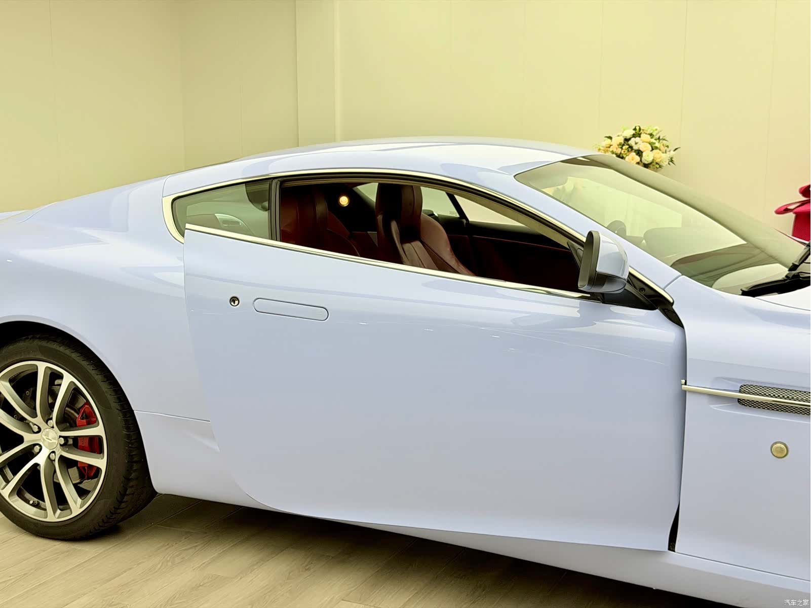 Aston Martin DB9, 2011 10