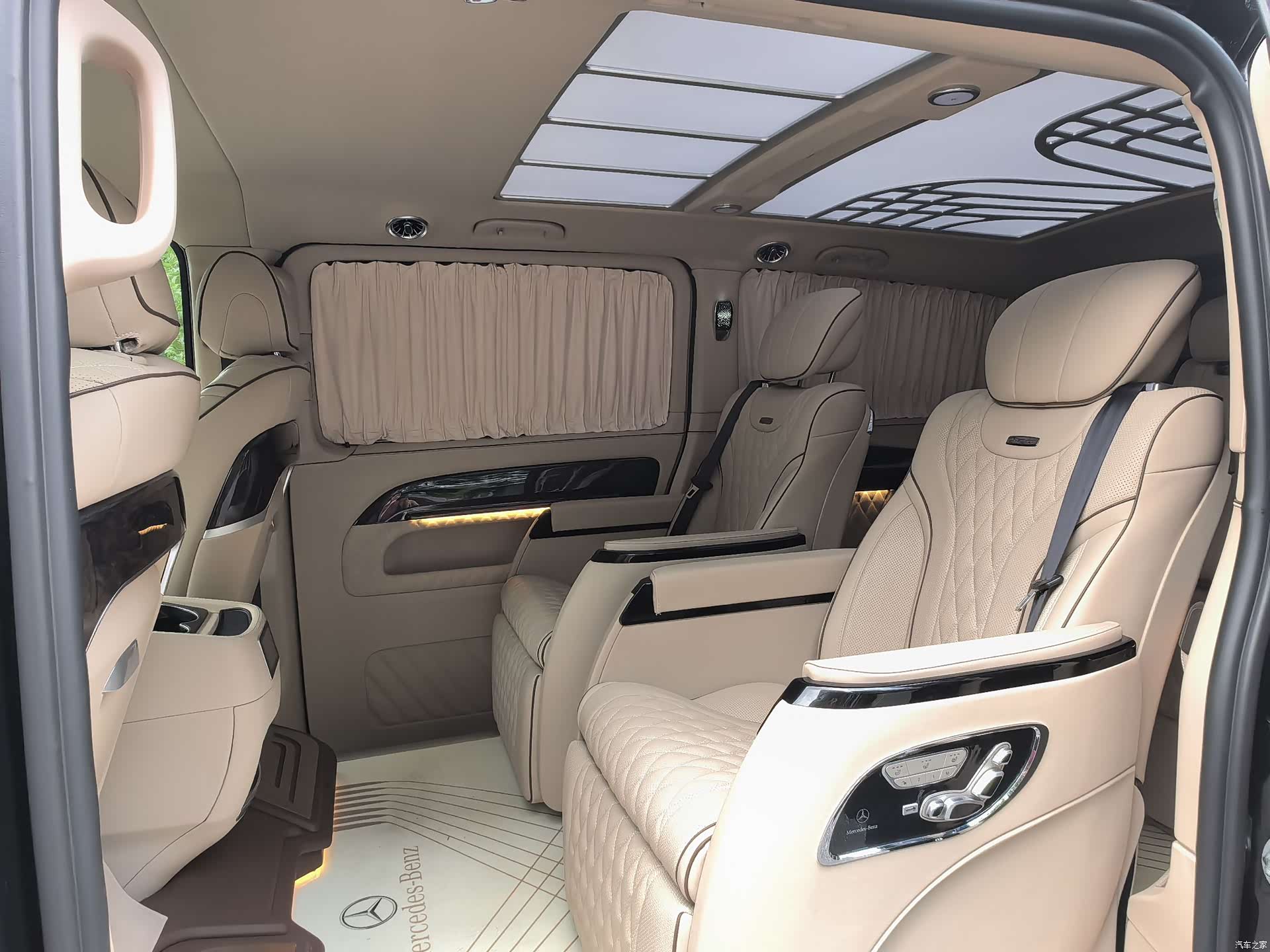 Mercedes-Benz 7, 2022 8