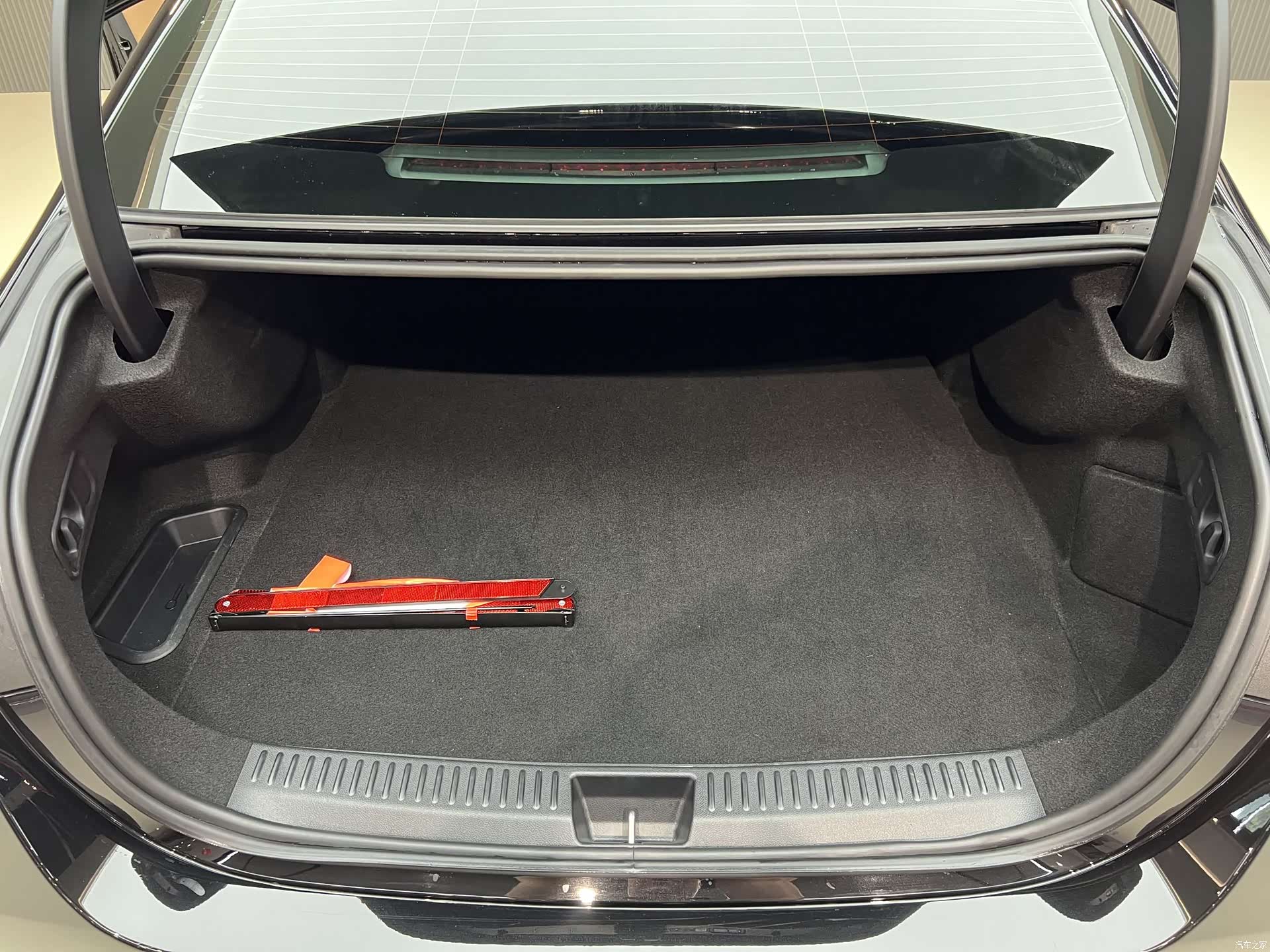 Mercedes-Benz E-Class, 2025 17