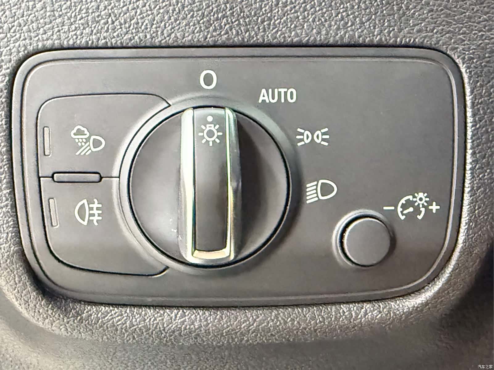 Audi Q2L, 2023 14