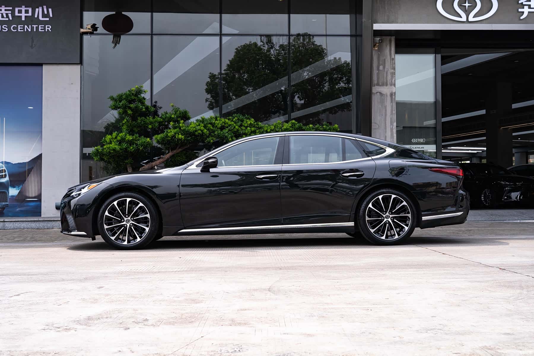 Lexus LS, 2021 4