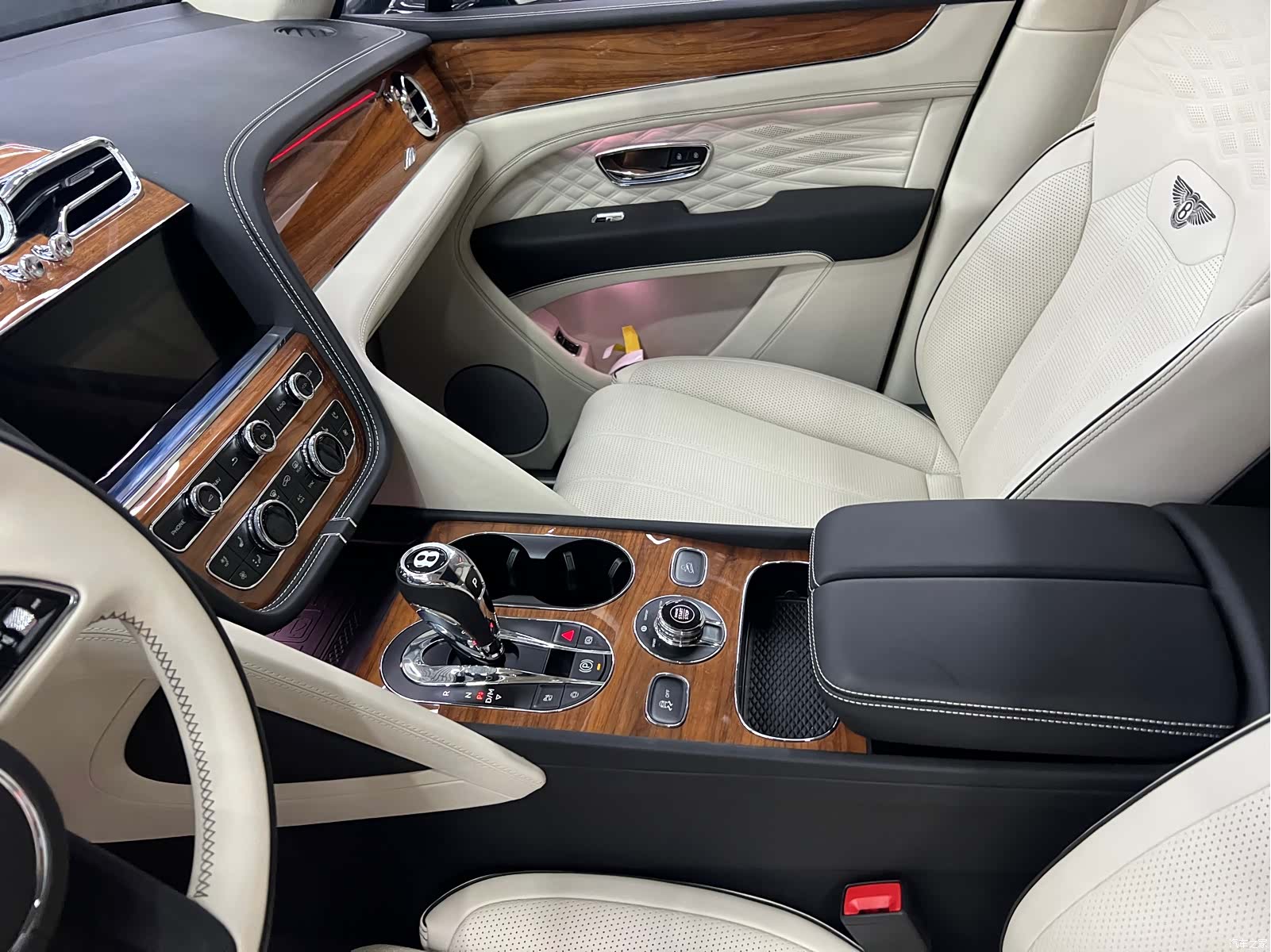 Bentley Bentayga, 2024 15