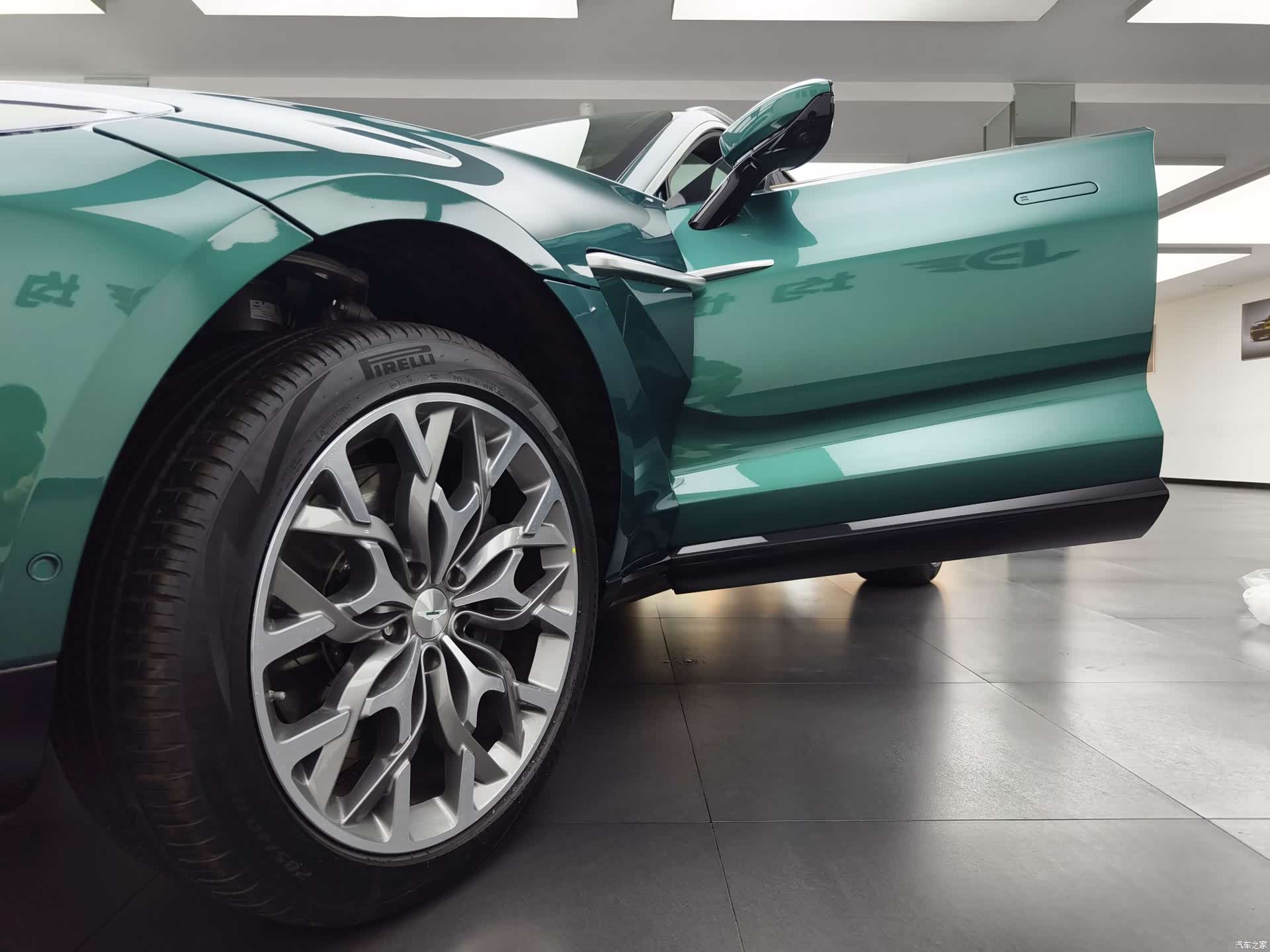 Aston Martin DBX, 1900 15