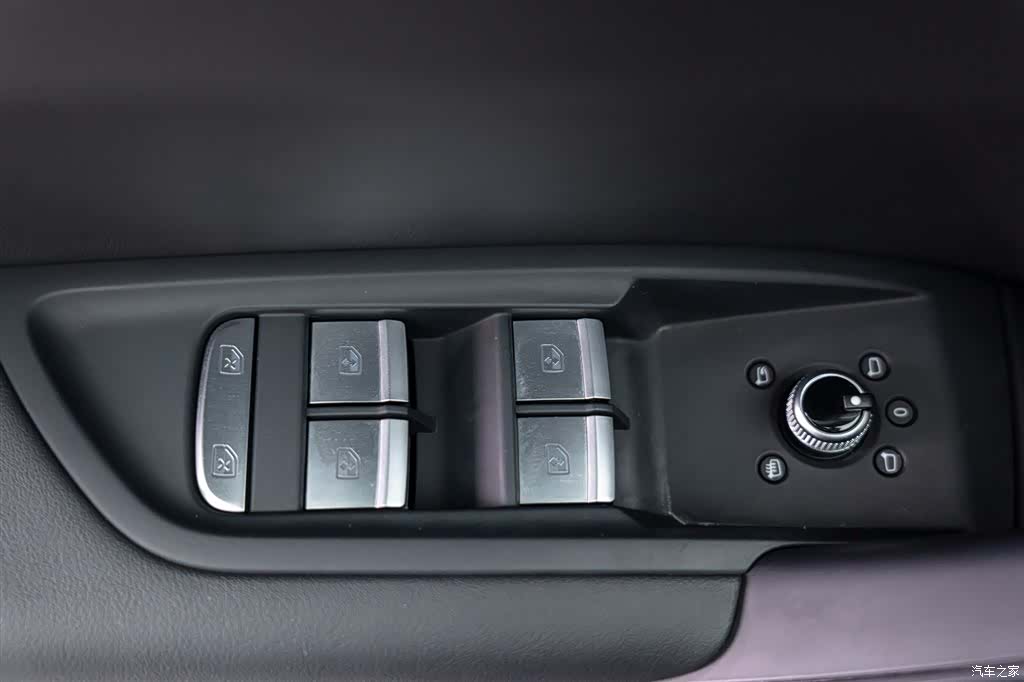 Audi Q5L, 2025 16
