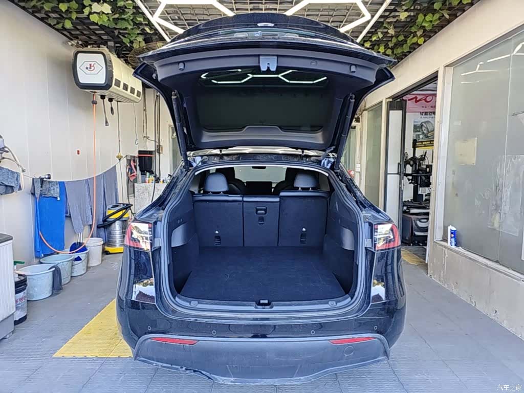 Tesla Model Y, 2023 19