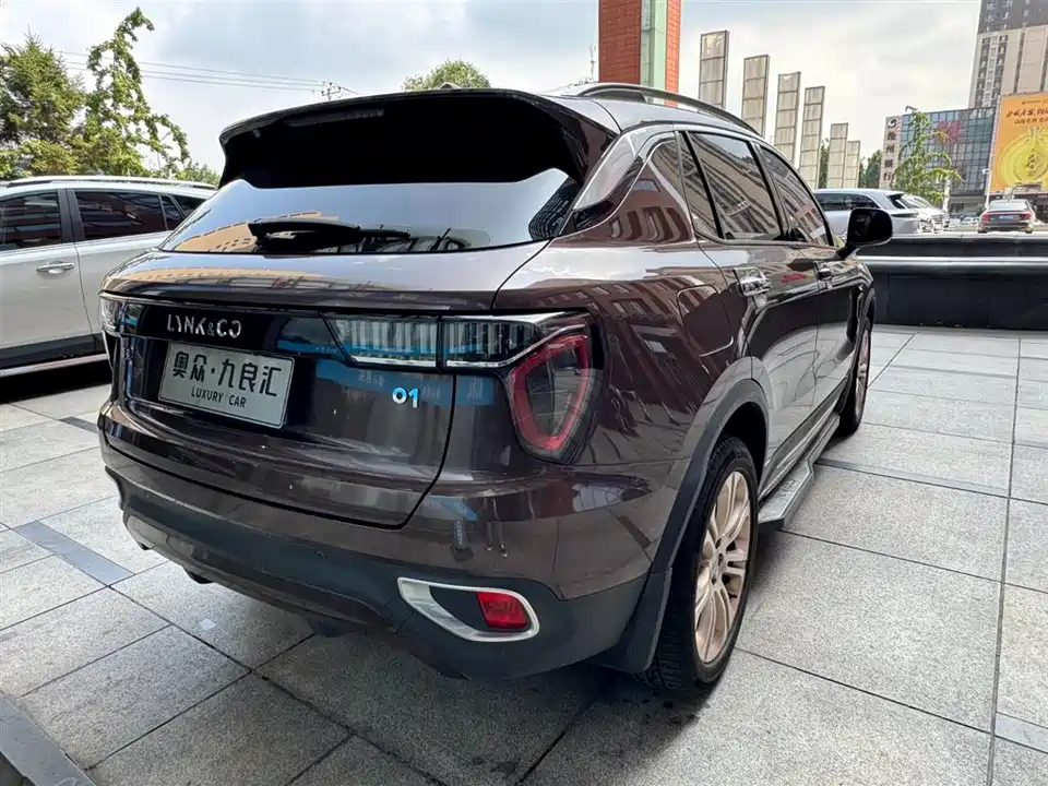 Lynk & Co 01