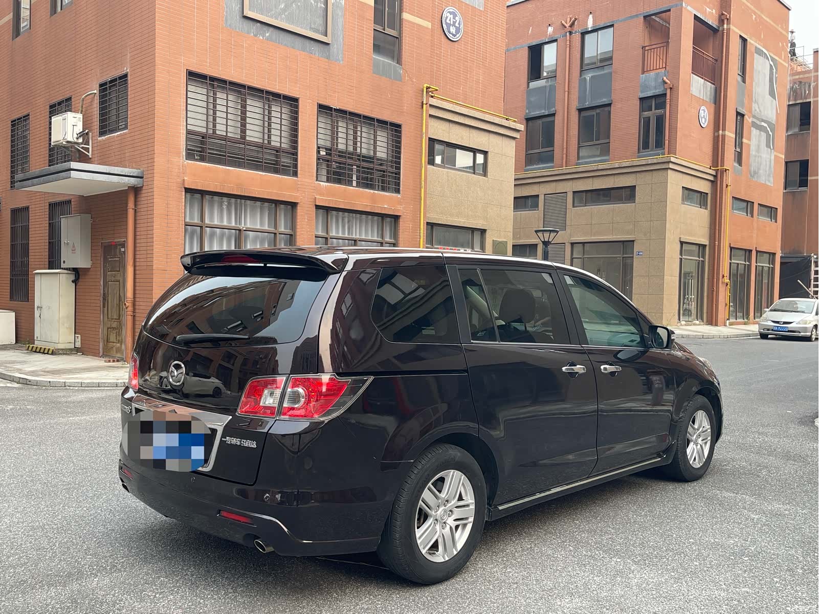 Mazda 8, 2015 4