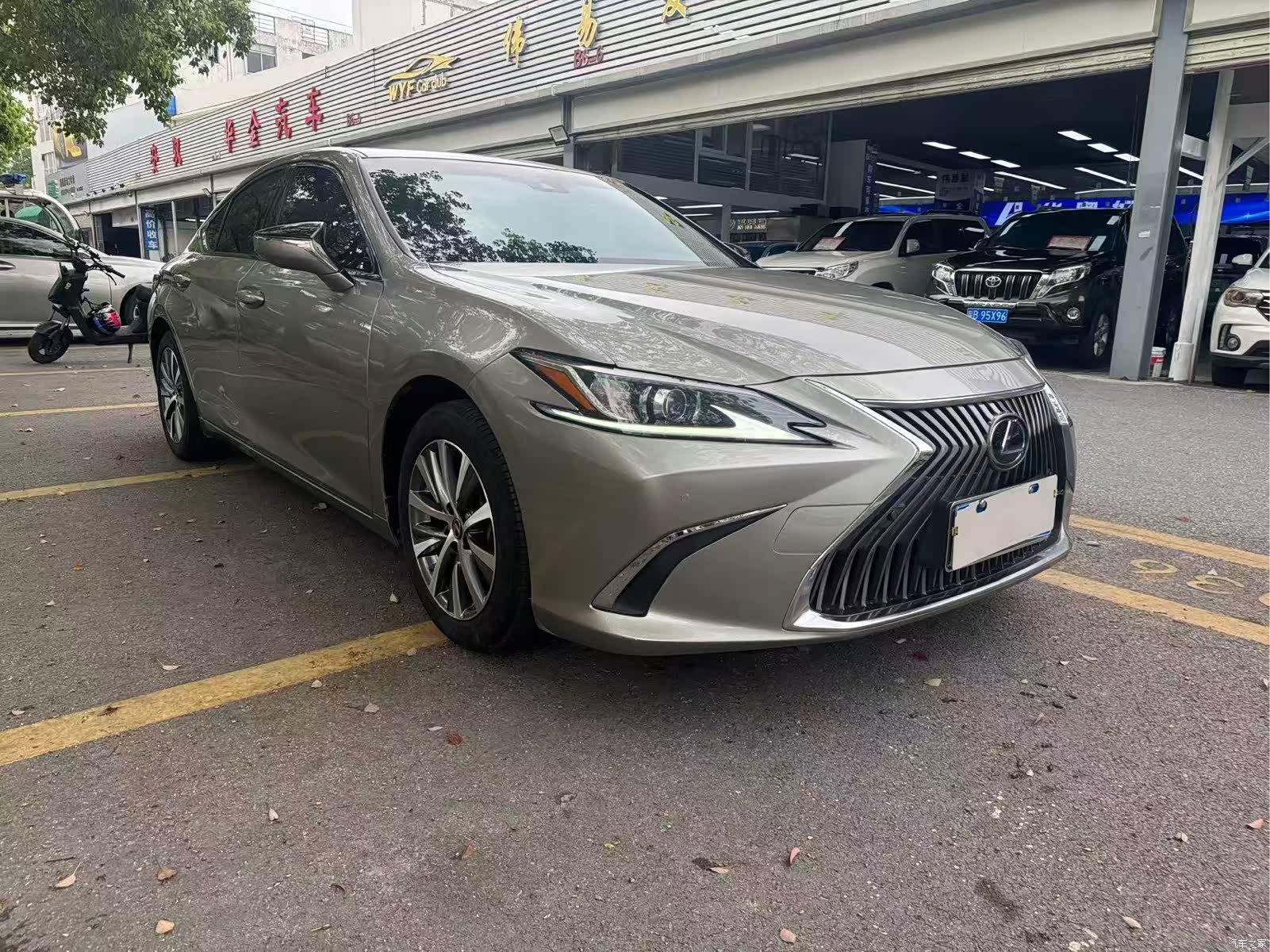 Lexus ES, 2020 3