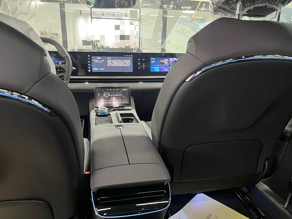 VOYAH Lantu chasing light