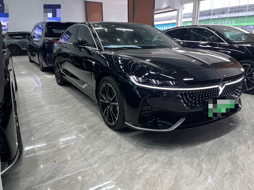 VOYAH Lantu chasing light