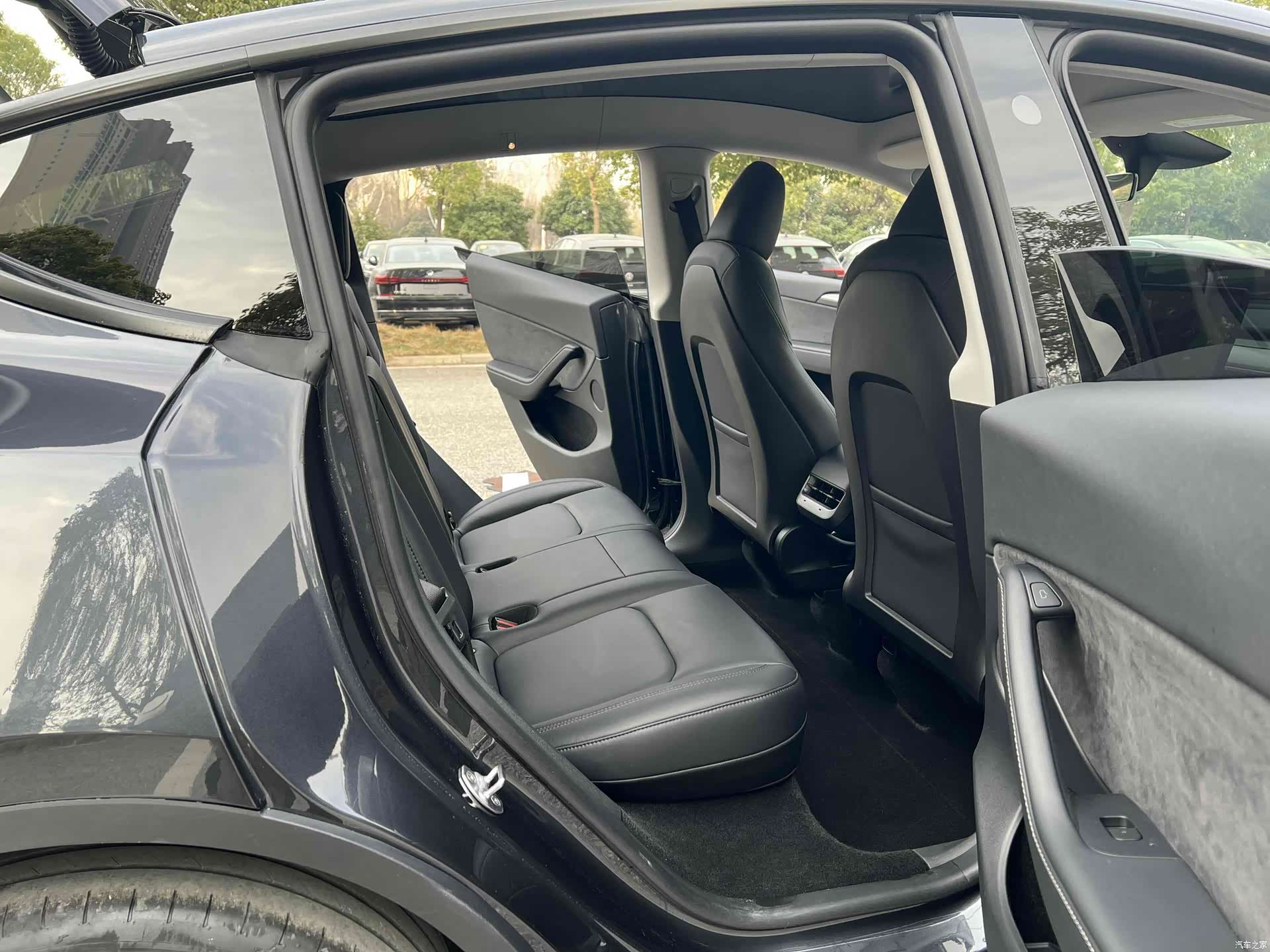 Tesla Model Y, 2024 19