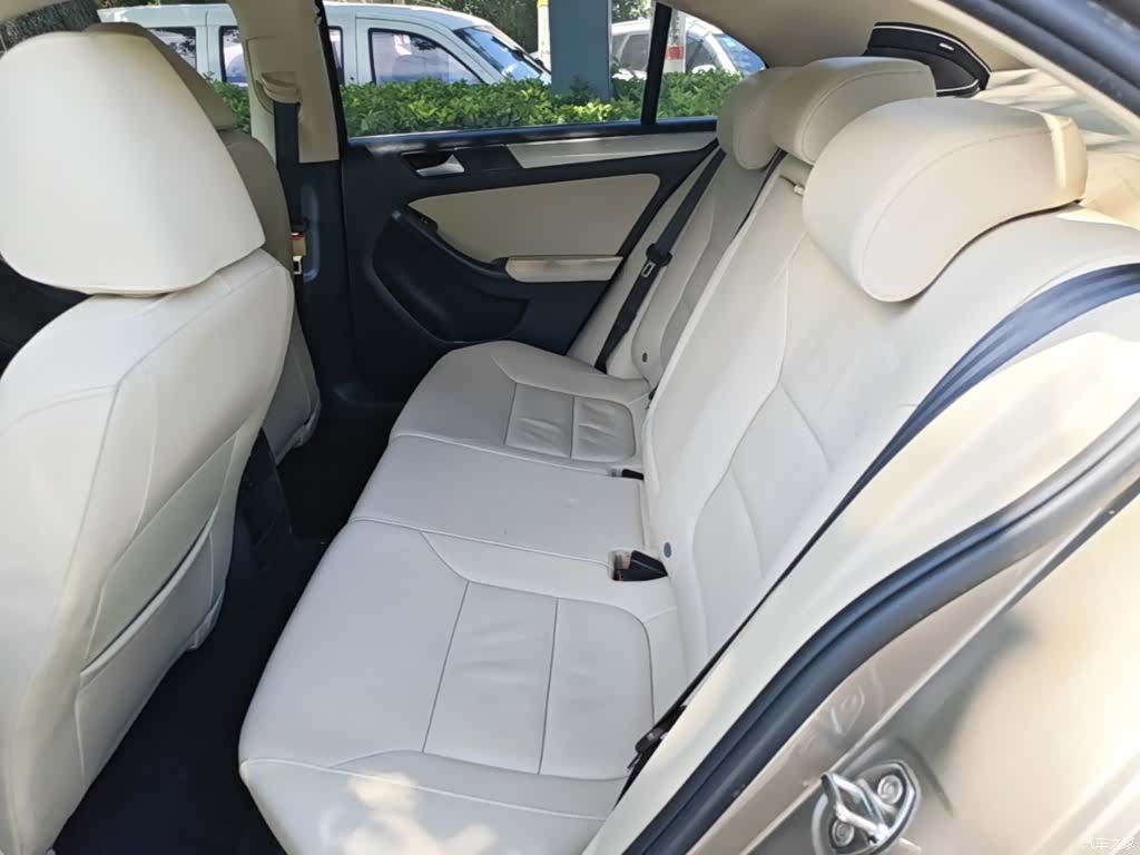 Volkswagen Sagitar, 2015 17