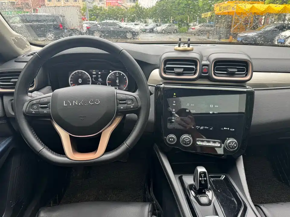 Lynk & Co 03