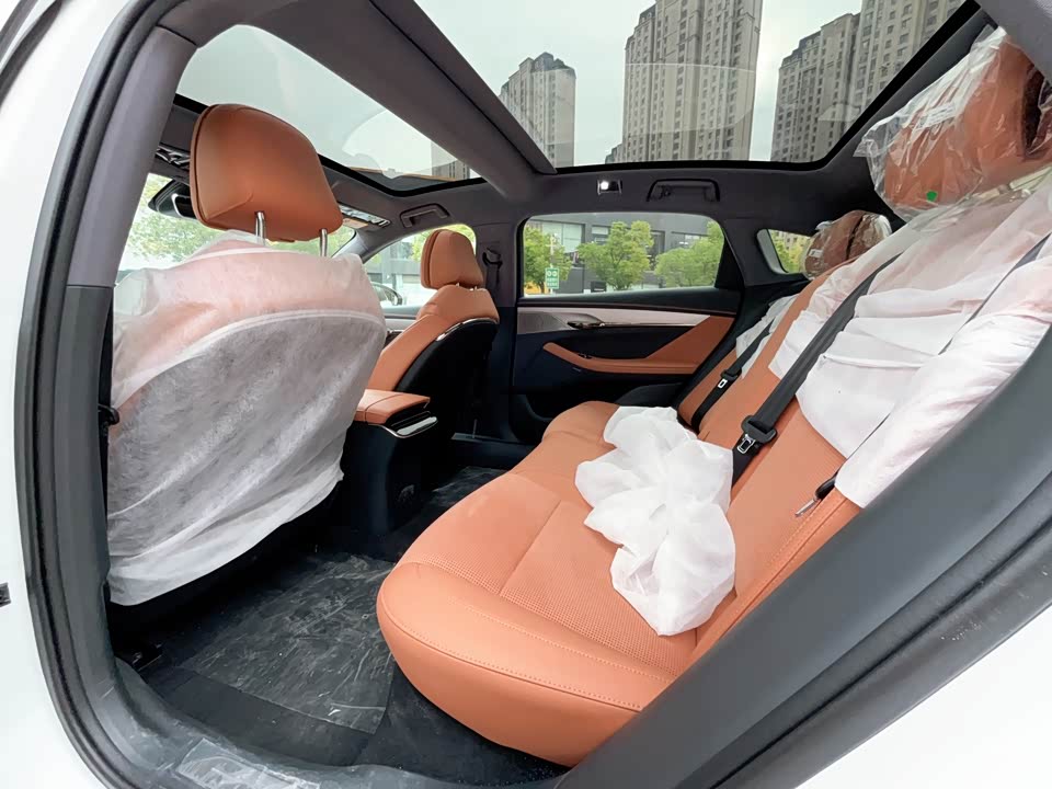 VOYAH Lantu chasing light