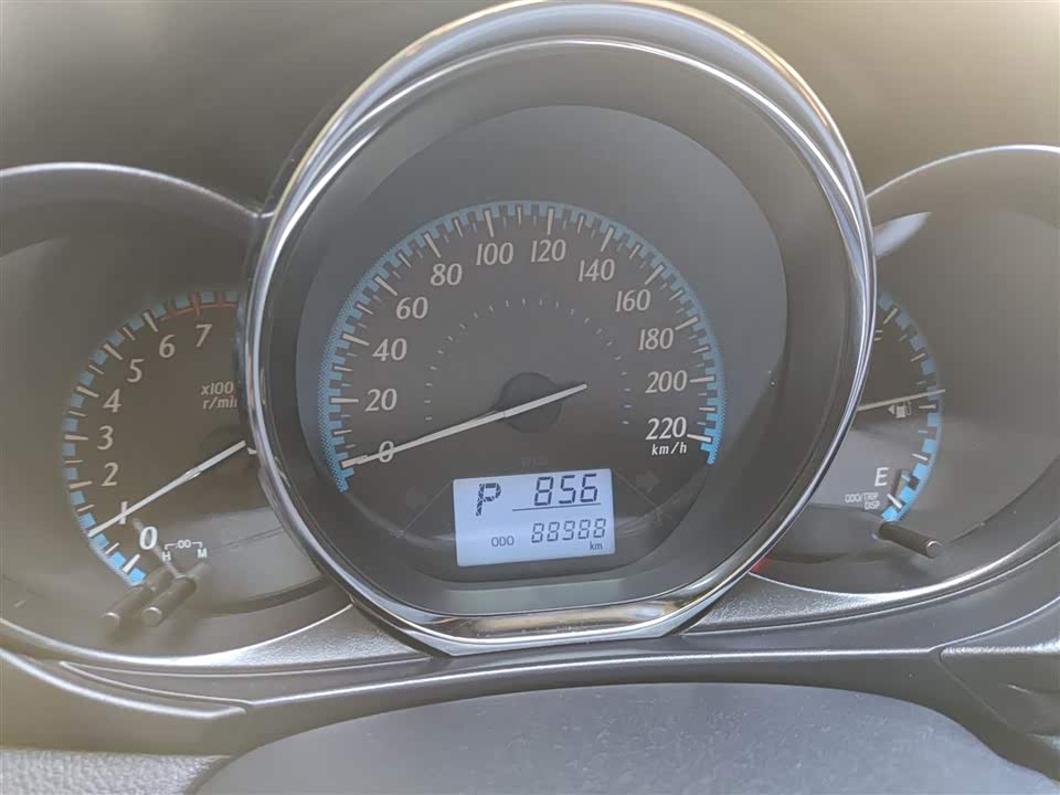 Toyota YARiS L to enjoy