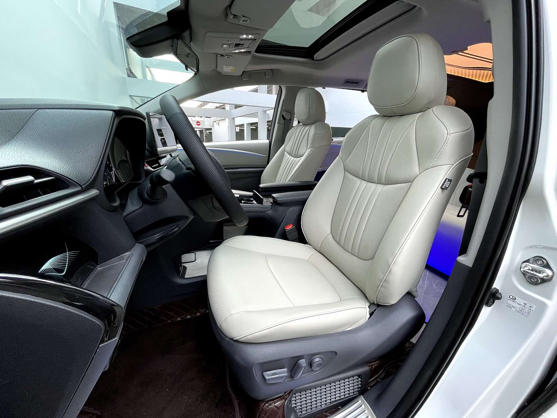 Toyota Granvia, 2025 28
